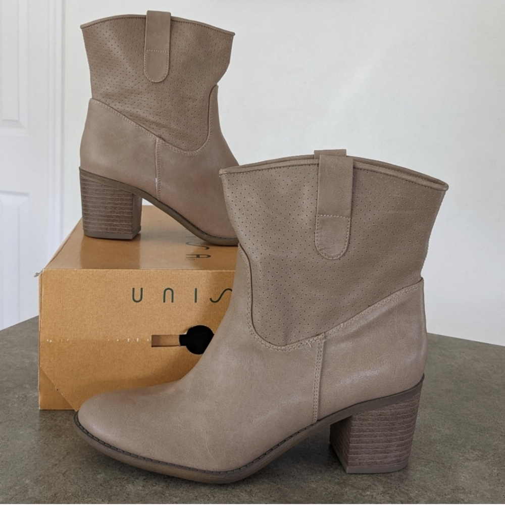 Unisa pull-on tan ankle boots, size 9